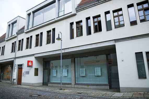 Hallesche Strasse 6, 04509 Delitzsch. Bei der Sparkasse